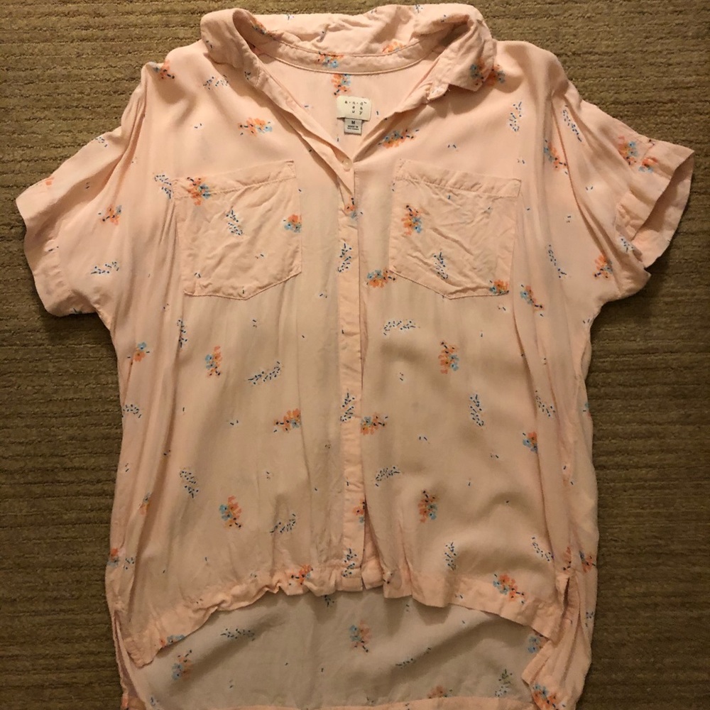 Super cute button up floral top!